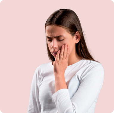 Chica con dolor en la mandíbula