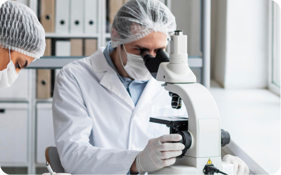 Un médico mirando por un microscopio