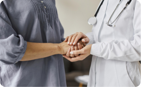 Un médico dándole la mano a un paciente en forma de apoyo